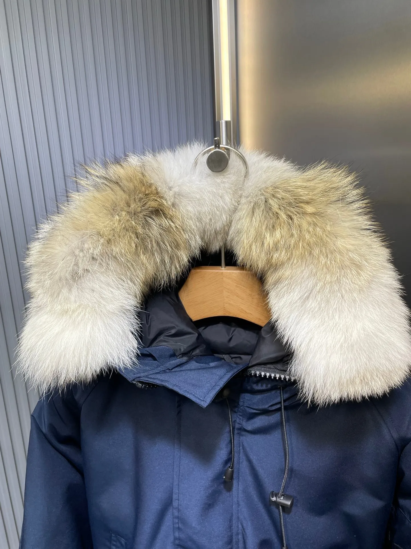 P760 original top quality Canada Goose #Chilliwa 7999M pilot short style/01 style #Men and Women Same Style# Synchronized anti-counterfeiting chip sensor! ➖ Imported 21S polyester-cotton blended original fabric [Last year’s 16S/18S hard fabrics have been completely eliminated, this year all use 21S synchronous fabrics, the soft mid-strap feels delicate and textured], synchronous Feather-Light 10D waterproof coating fabric, made of 84.5 polyester fiber and 15.5 cotton, 100% the best feel in the entire network! ➖ The official website synchronizes the national standard 80 white duck down, you can check the official website customer service, there will never be a series of misleading claims such as 90 down or goose down! ➖ Using the best nylon lon lining with double double-layer sealing design, anti-down 7 needles + grid-filled down ready-made garments, there will be 100% no so-called velvet running! ➖ The cuffs are designed with thickened seamless threads, and the collar and pocket lining are made of top-notch warmth and comfort! ➖ Yoshida YKK provides original custom-made electroplated sliders. YKK two-way lockable zippers are tight and smooth and will not peel off paint! ➖ 3M composite guarantees that the Velcro is the same as the original, durable, and all accessories and hardware are custom-made! ➖ Customized 10,000-needle embroidery labels imported from Behringer embroidery machines, 98% of which restore the original labels. You can check and compare on the official website! ➖ The fur collars are all made of large pieces of Western Canadian blue wolf hide, ensuring that each fur collar is 13-15cm wide!   Size:XS-XXL